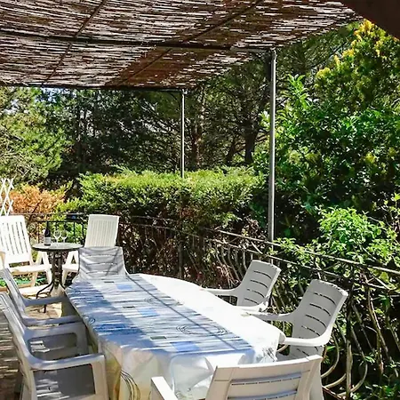 4 Bedroom Pet Friendly In La Romaine Holiday home Vaison-la-Romaine